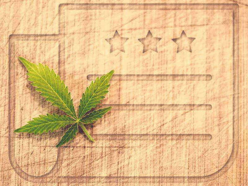 Konopljin list na leseni deski